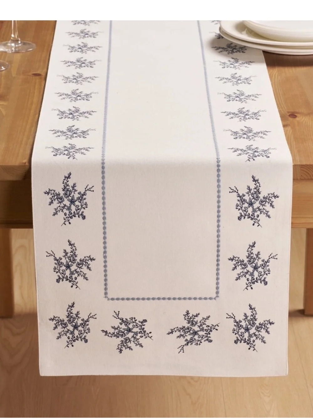 My Texas House White and Blue Floral Table Runner & 4-Piece Napkin Set